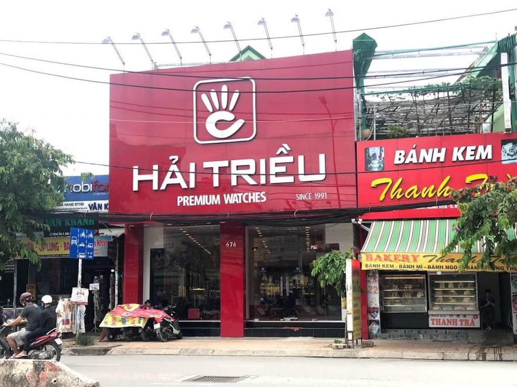 Cân nhắc yếu tố pháp lý và giấy phép quảng cáo